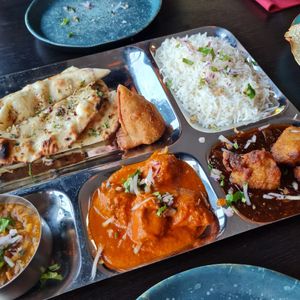 Thali with dal, ghobi manchurian, butter unchicken, rice, samosa and chilli garlic naan at Veggiesaurus in The Hague