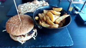 Jackfruit burger woth potato wedges at Veggiesaurus in The Hague