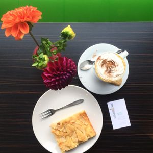 apple cake and pumpkin spice latte at Carrot Cake in Dusseldorf