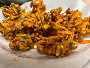 Crispy Vegetable Pakora with fresh vegetables fried to golden perfection. A crunchy, flavorful vegan snack enjoyed by plant-based food lovers. 🌱🍴 at India Express in Denver
