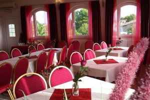 the restaurant at Pension Cherry Blossom in Liznjan