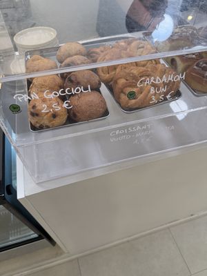 Pan Goccioli and Cardamon Buns  at DAPPER specialty coffee in Piemonte