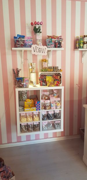 Shelf with only vegan candy🥳
Gummy bears, bubble gums, lollipops, licorice, hard candy... at Nellys Karameller  in Gothenburg