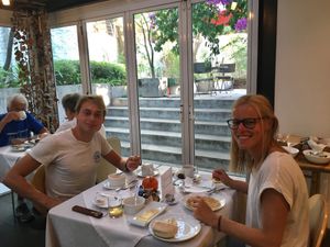 Pasajeros disfrutando desayuno vegano  at Meridiano Sur Petit Hotel in Santiago