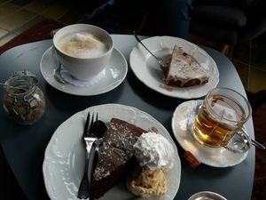 Kuchen in der Postkutsche (Möhrenkuchen, Schokokuchen mit Eis und Sahne, Hafermilchkaffee und Schlürf Tee) at Hotel Nicolay in Zeltingen-rachtig