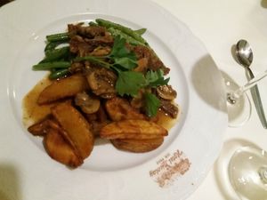 Sojaschnetzel mit Pilzen, Grüne Bohnen und Kartoffelwedges at Hotel Nicolay in Zeltingen-rachtig