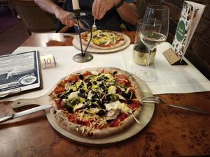 Pizza mit hausgezüchteten Austernpilzen, Avokadopesto und Nikolayami(scharfe 'Salami') at Hotel Nicolay in Zeltingen-rachtig