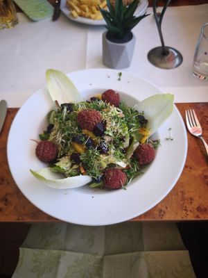 Gemischter Salat mit Falafelbällchen und Heidelbeeren at Hotel Nicolay in Zeltingen-rachtig