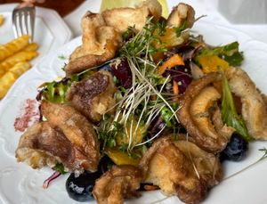 Restaurant Die Sonnenuhr: Sonnenuhr Salat with crispy shiitakes €8 + €7.5  at Hotel Nicolay in Zeltingen-rachtig