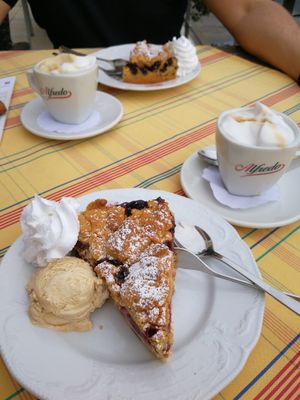Kirschstreusel-Kuchen Karamelleis und Saane at Hotel Nicolay in Zeltingen-rachtig