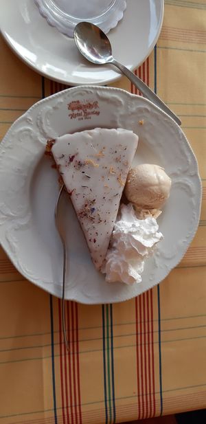 Karottenkuchen mit dem sagenhaften Karameleis und veg. Sahne 😍 at Hotel Nicolay in Zeltingen-rachtig