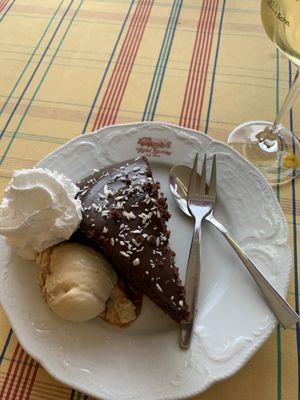 Schokokuchen mit Eis und sahne at Hotel Nicolay in Zeltingen-rachtig