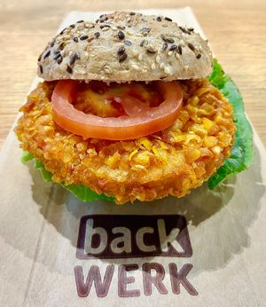 Crunchy vegan chicken roll at backWERK - Jannowitzbrücke in Berlin