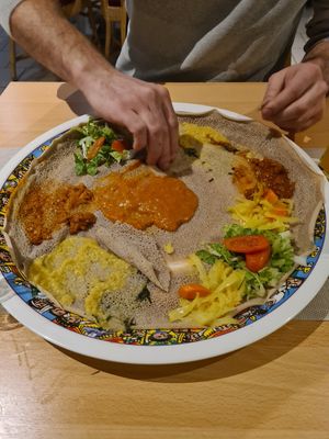 Habe zu spät daran gedacht ein Foto zu machen deshalb schon halb aufgegessen hehe at Äthiopien Restaurant  in Tirol