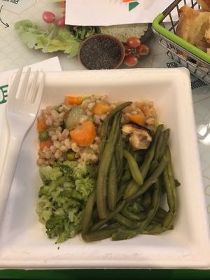 5,90 euro. Caldo sopra e freddo sotto, cornetti asciuttissimi. at I Lovegetarian - Cannobio in Milan