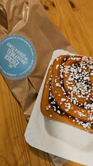 vegane zimtschnecke at Die Zuckerfheel - Atelier für feines und süßes  in Bayern