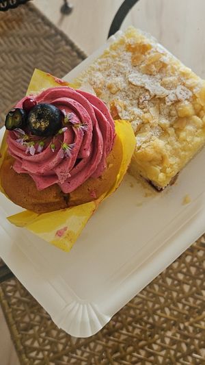 veganer beerencupcake und apfel-kirsch-blechkuchen at Die Zuckerfheel - Atelier für feines und süßes  in Bayern