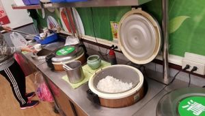 Rice and soup at QuánGuó JiànKāng 全國健康 - Country Health - Tianmu in Taipei