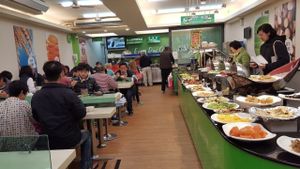 front view at QuánGuó JiànKāng 全國健康 - Country Health - Tianmu in Taipei