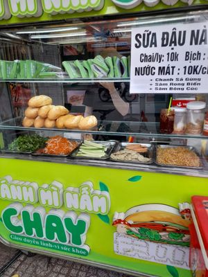 The stall on the pavement at Bánh Mì Nấm Chay DuongAn  in Ho Chi Minh City