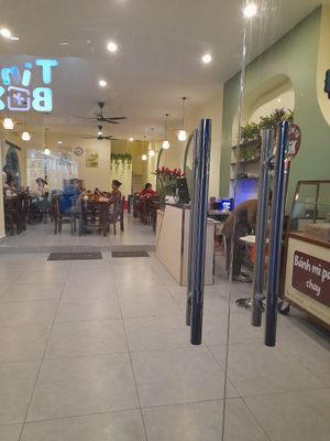 Looking in at Chay An Yên in Ho Chi Minh City