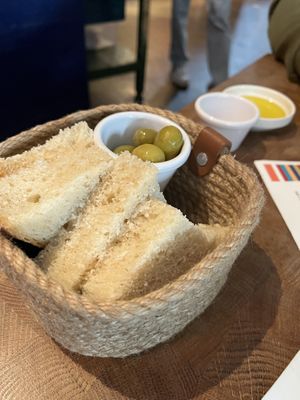 Pain frais et olives 🫒 🌱   at La Cantina in Namur