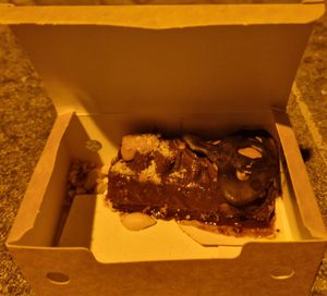 Barreta de xocolata farcida de torró (empaquetada per a emportar-se-la i menjar fora del local) at Desoriente - Granados in Barcelona