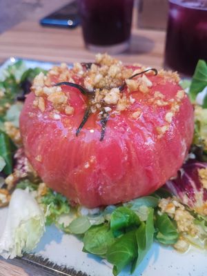 Tomate relleno de burrata at La Verdulera in Cadiz