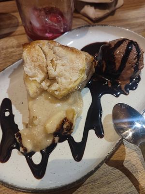 Tarta de manzana con helado at La Verdulera in Cadiz