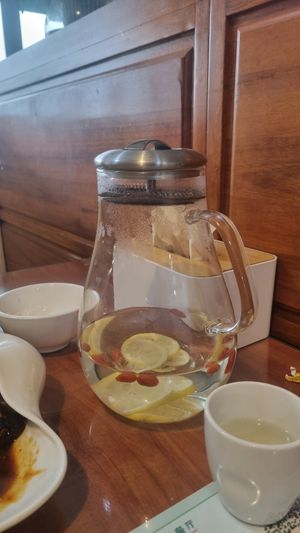 Complimentary tea at Shuiying Sky Su Restaurant - 水映天空素餐厅 in Chengdu