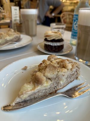 Apfelkuchen, das Törtchen weis ich nicht mehr und Latte Macchiato   at Herr Max in Hamburg