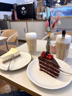 Semi naked cake (meins) und Käsekuchen (vegetarisch) mit Latte Macchiato   at Herr Max in Hamburg