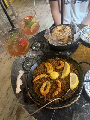 Sangria, Paella, „Chicken" Burger at Bubita Bar in Barcelona