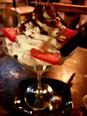 Strawberries and cream with Oreos at Bubita Bar in Barcelona