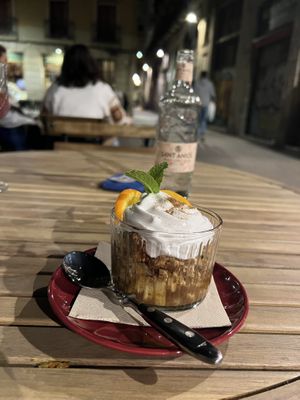 Crumble with cream   at Bubita Bar in Barcelona