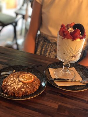Oats-citrus cookie + Gitana (cream, strawberry, Oreo)  at Bubita Bar in Barcelona
