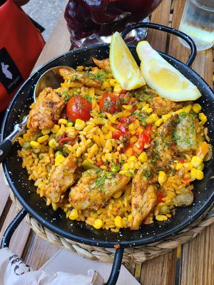 Vegalenciana (Paella with vegan chicken) at Bubita Bar in Barcelona