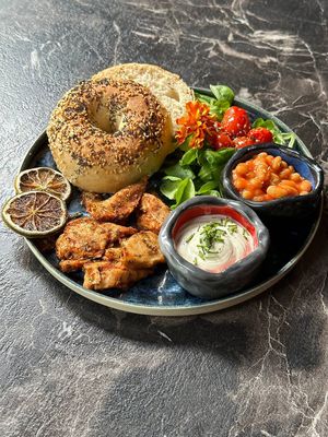 #chickenchallenge bagel with curry flavors for a perfect cruelty free brunch at Bubita Bar in Barcelona