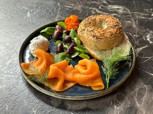 No salmon has been harmed during the making of this dish! Enjoy it with plant based Philadelphia  at Bubita Bar in Barcelona