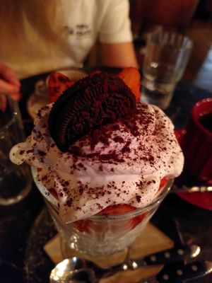 Strawberries with whipped cream and oreos at Bubita Bar in Barcelona