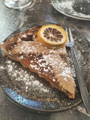 Pie de manzana at Bubita Bar in Barcelona