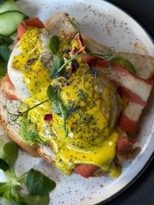 eggless Benedict toast with vegan bacon hollandaise sauce at Bubita Bar in Barcelona