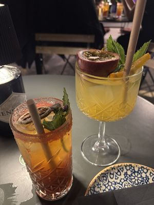 Peach ice tea and passionsfruit mocktail at Bubita Bar in Barcelona