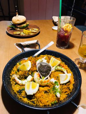 Paella and burger, vegan 100% at Bubita Bar in Barcelona