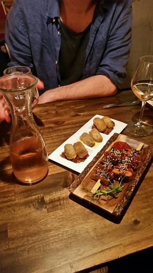Tasty tempeh and croquetas on a paper dish at Bubita Bar in Barcelona