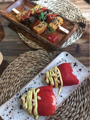 Tempeh skewers and filled peppers at Bubita Bar in Barcelona