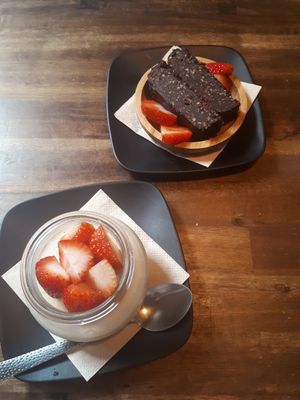 Brownie and cheesecake, both raw at Bubita Bar in Barcelona