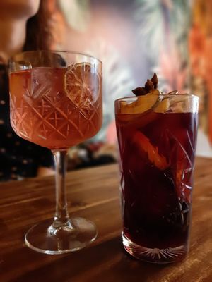 Cleopatra y Jessica at Bubita Bar in Barcelona