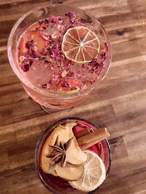 Cleopatra y Jessica at Bubita Bar in Barcelona