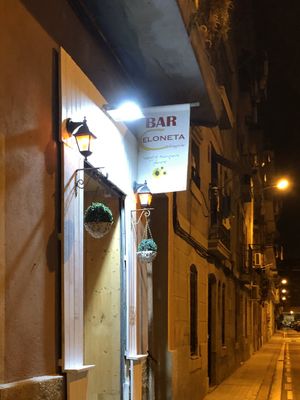 Outside view @ night at Bubita Bar in Barcelona